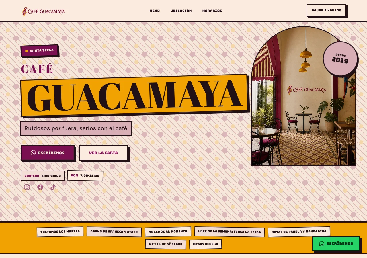 Sitio de Café Guacamaya: portada maximalista en magenta y dorado, con placa grande del nombre